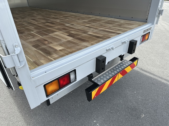 中古 【1,078万円】三菱ふそう ウイング 4トン(中型) R7年 2KG-FK65Fの内装