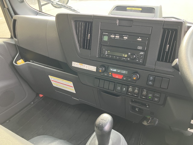 中古 【627万円】いすゞ バン 2トン(小型) R6年 2RG-NLR88ANの内装