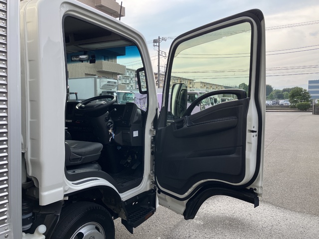 中古 【627万円】いすゞ バン 2トン(小型) R6年 2RG-NLR88ANの内装
