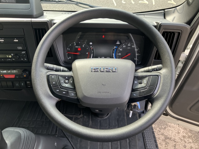 中古 【627万円】いすゞ バン 2トン(小型) R6年 2RG-NLR88ANの内装