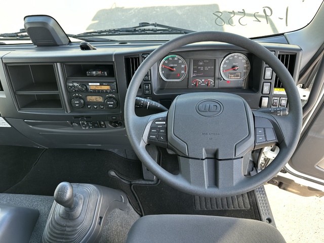中古 【902万円】日産UD ウイング 4トン(中型) R4年 2PG-BRR90T2の内装