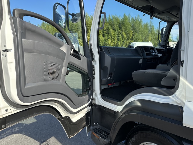 中古 【902万円】日産UD ウイング 4トン(中型) R4年 2PG-BRR90T2の内装