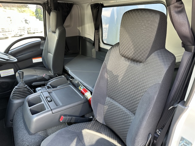 中古 【902万円】日産UD ウイング 4トン(中型) R4年 2PG-BRR90T2の内装