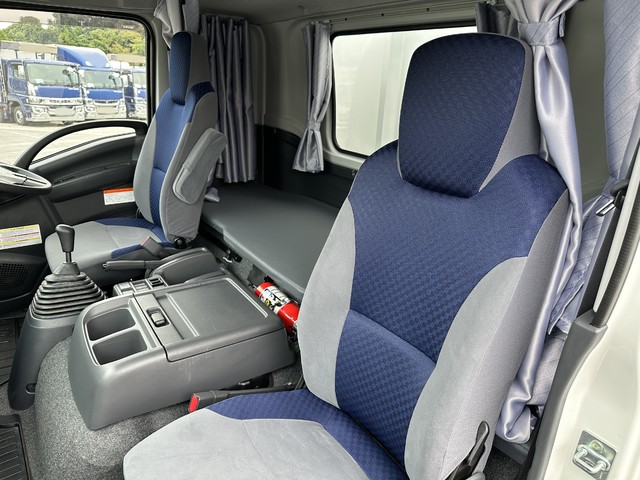 中古 【990万円】いすゞ ウイング 4トン(中型) R5年 2RG-FRR90T2の内装
