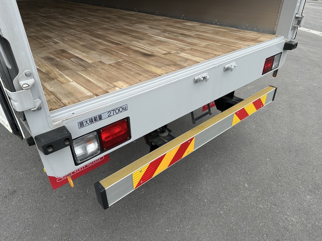 中古 【990万円】いすゞ ウイング 4トン(中型) R5年 2RG-FRR90T2の内装