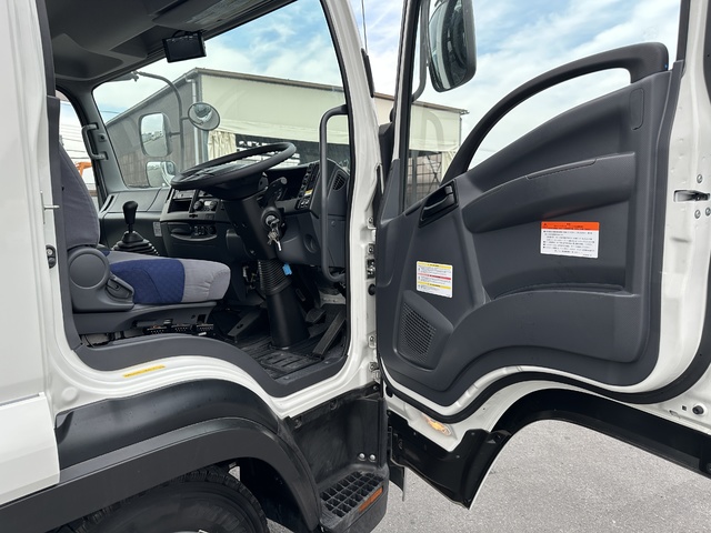 中古 【990万円】いすゞ ウイング 4トン(中型) R5年 2RG-FRR90T2の内装