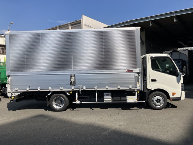 中古 【770万円】日野 ウイング 2トン(小型) R6年 2KG-XZU722Mの外装