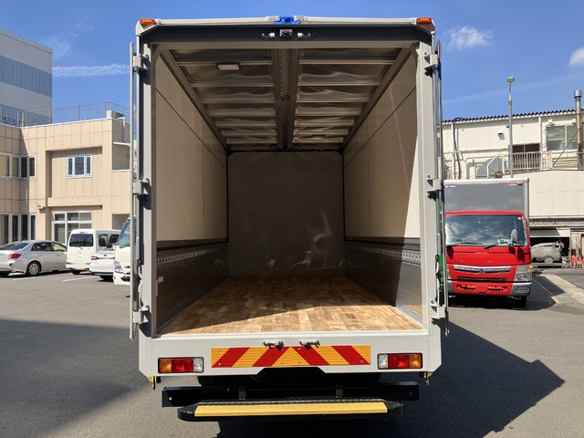 中古 【770万円】日野 ウイング 2トン(小型) R6年 2KG-XZU722Mの内装