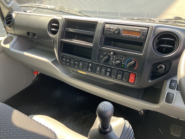 中古 【770万円】日野 ウイング 2トン(小型) R6年 2KG-XZU722Mの内装