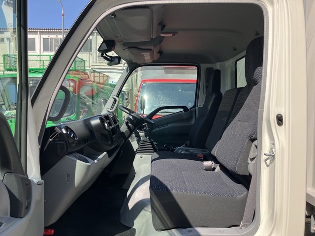 中古 【770万円】日野 ウイング 2トン(小型) R6年 2KG-XZU722Mの内装