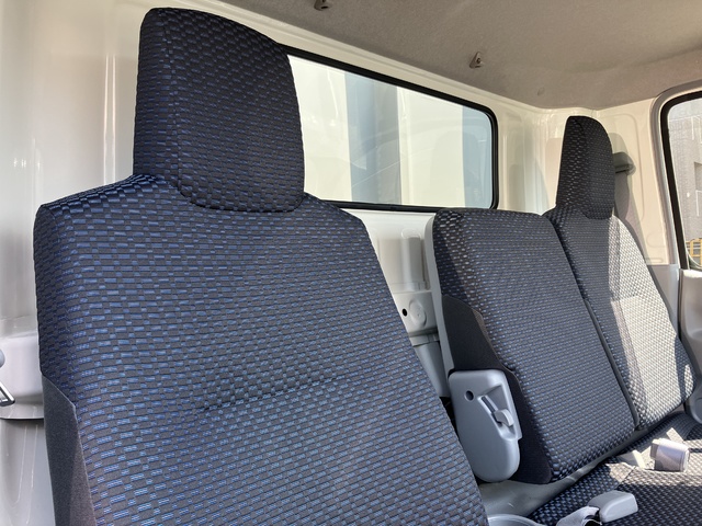 中古 【770万円】日野 ウイング 2トン(小型) R6年 2KG-XZU722Mの内装