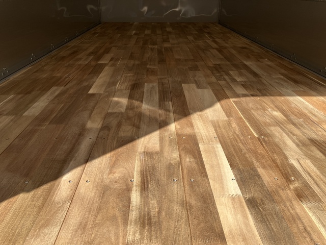 中古 【770万円】日野 ウイング 2トン(小型) R6年 2KG-XZU722Mの内装