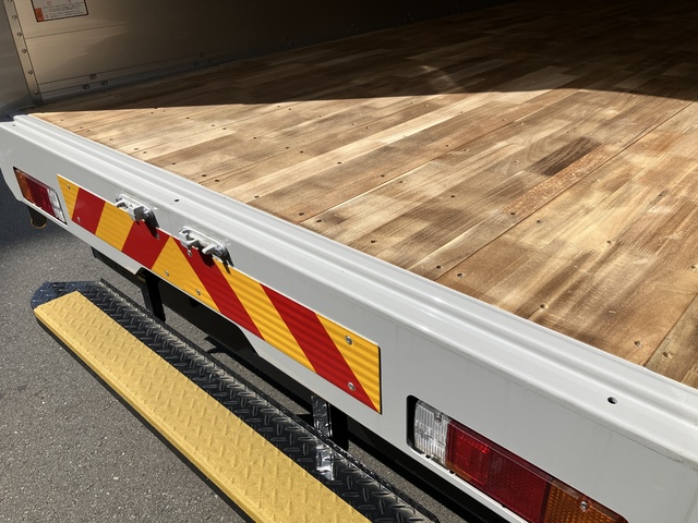 中古 【770万円】日野 ウイング 2トン(小型) R6年 2KG-XZU722Mの内装