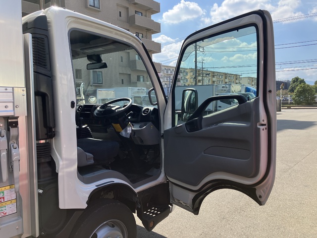 中古 【770万円】日野 ウイング 2トン(小型) R6年 2KG-XZU722Mの内装