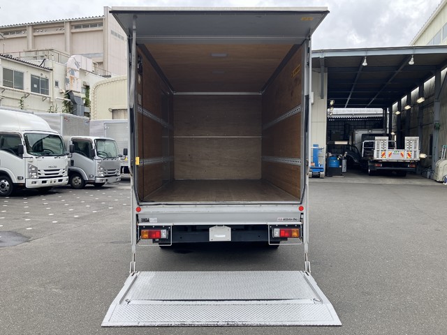 中古 【539万円】日野 バン 2トン(小型) R4年 2RG-XZU710Mの内装