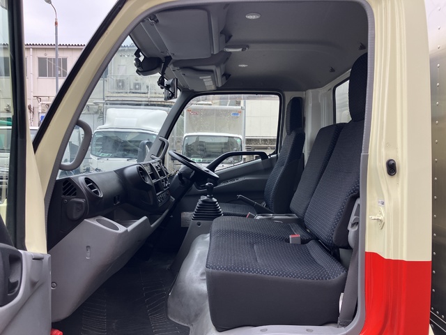 中古 【539万円】日野 バン 2トン(小型) R4年 2RG-XZU710Mの内装