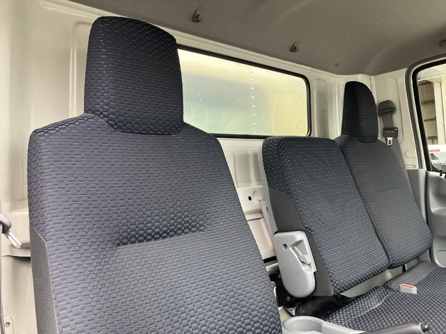 中古 【539万円】日野 バン 2トン(小型) R4年 2RG-XZU710Mの内装