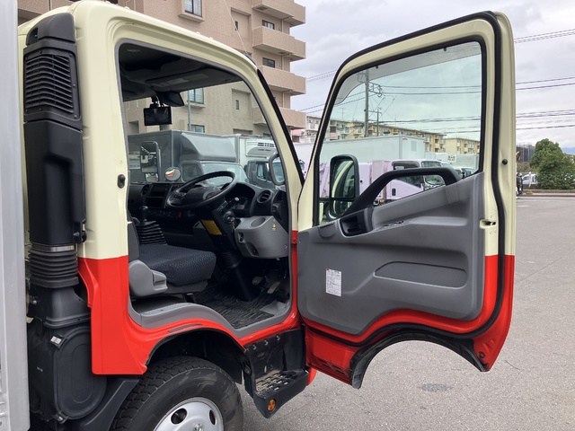 中古 【539万円】日野 バン 2トン(小型) R4年 2RG-XZU710Mの内装