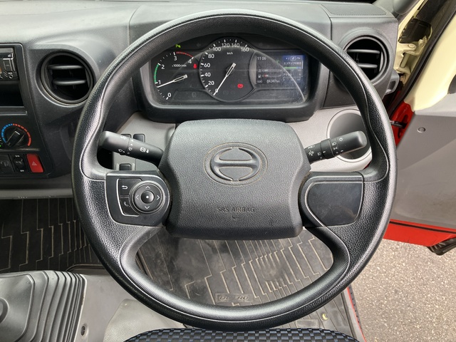 中古 【539万円】日野 バン 2トン(小型) R4年 2RG-XZU710Mの内装