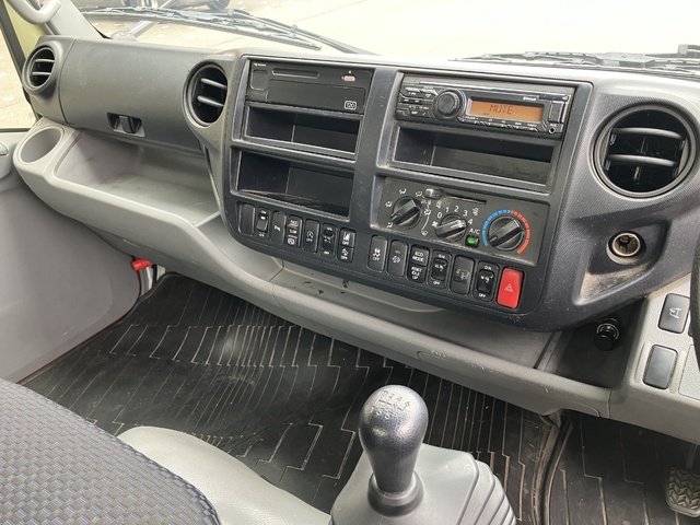 中古 【539万円】日野 バン 2トン(小型) R4年 2RG-XZU710Mの内装