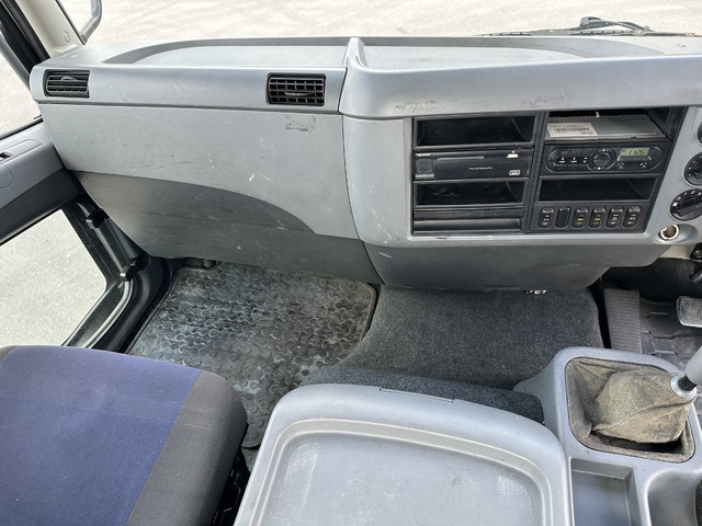 中古 【330万円】三菱ふそう 平ボディー 4トン(中型) H28年 TKG-FK61Fの内装