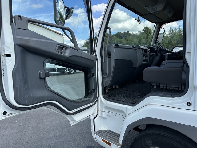 中古 【330万円】三菱ふそう 平ボディー 4トン(中型) H28年 TKG-FK61Fの内装