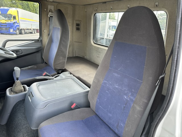 中古 【330万円】三菱ふそう 平ボディー 4トン(中型) H28年 TKG-FK61Fの内装