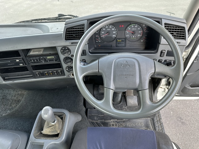 中古 【330万円】三菱ふそう 平ボディー 4トン(中型) H28年 TKG-FK61Fの内装