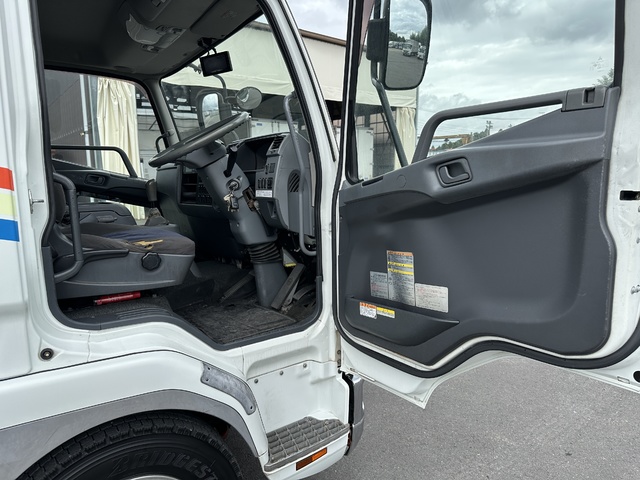 中古 【220万円】三菱ふそう 冷凍バン 4トン(中型) H27年 TKG-FK64Fの内装