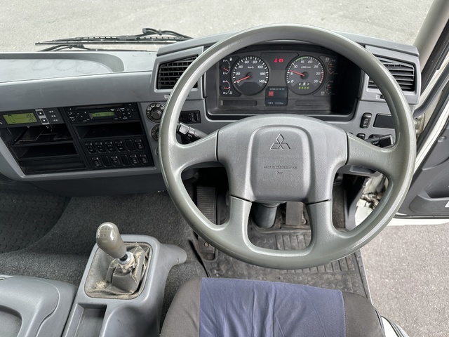 中古 【220万円】三菱ふそう 冷凍バン 4トン(中型) H27年 TKG-FK64Fの内装
