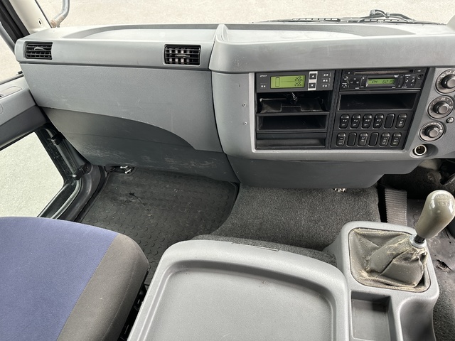 中古 【220万円】三菱ふそう 冷凍バン 4トン(中型) H27年 TKG-FK64Fの内装
