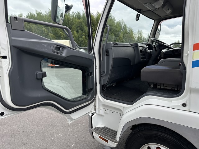 中古 【220万円】三菱ふそう 冷凍バン 4トン(中型) H27年 TKG-FK64Fの内装