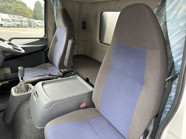 中古 【220万円】三菱ふそう 冷凍バン 4トン(中型) H27年 TKG-FK64Fの内装