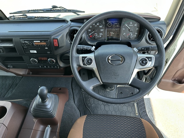 中古 【1,298万円】日野 ウイング 4トン(中型) R6年 2PG-FD2ABGの内装