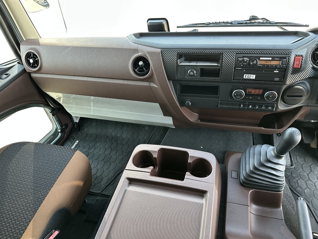 中古 【1,298万円】日野 ウイング 4トン(中型) R6年 2PG-FD2ABGの内装