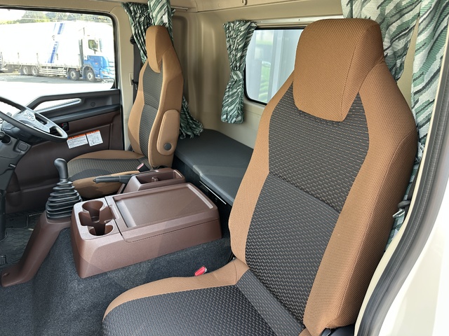 中古 【1,298万円】日野 ウイング 4トン(中型) R6年 2PG-FD2ABGの内装