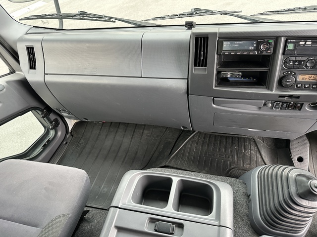 中古 いすゞ バン 4トン(中型) R2年 2RG-FRR90S2の内装