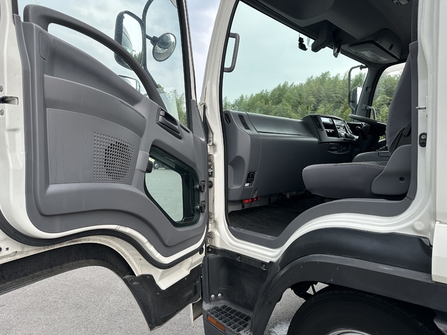 中古 いすゞ バン 4トン(中型) R2年 2RG-FRR90S2の内装