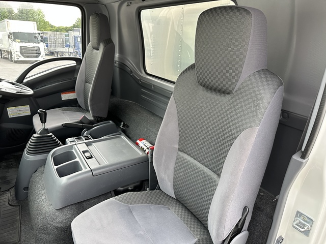 中古 いすゞ バン 4トン(中型) R2年 2RG-FRR90S2の内装