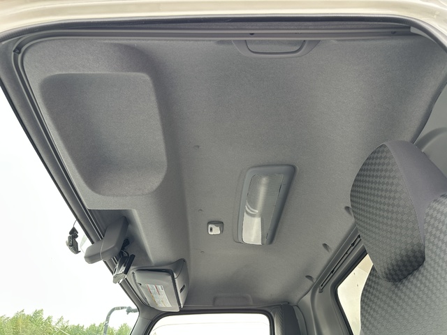 中古 いすゞ バン 4トン(中型) R2年 2RG-FRR90S2の内装