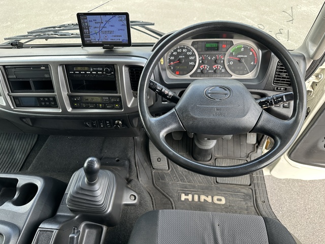 中古 【1,067万円】日野 冷凍ウイング 増トン H29年 QKG-FE7JMAAの内装