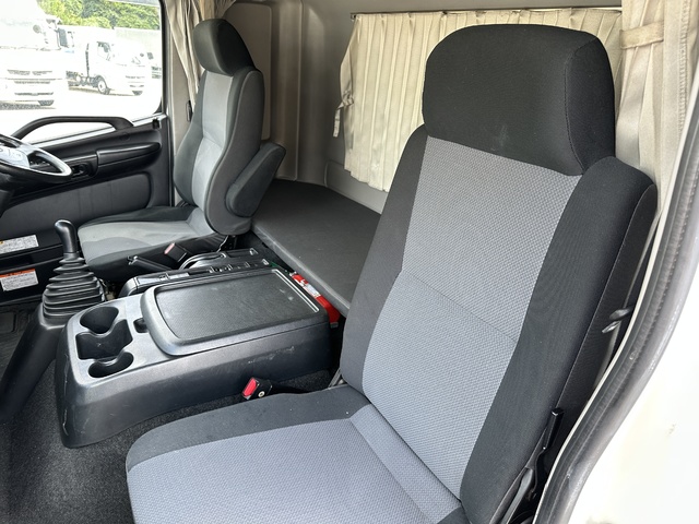 中古 【1,067万円】日野 冷凍ウイング 増トン H29年 QKG-FE7JMAAの内装