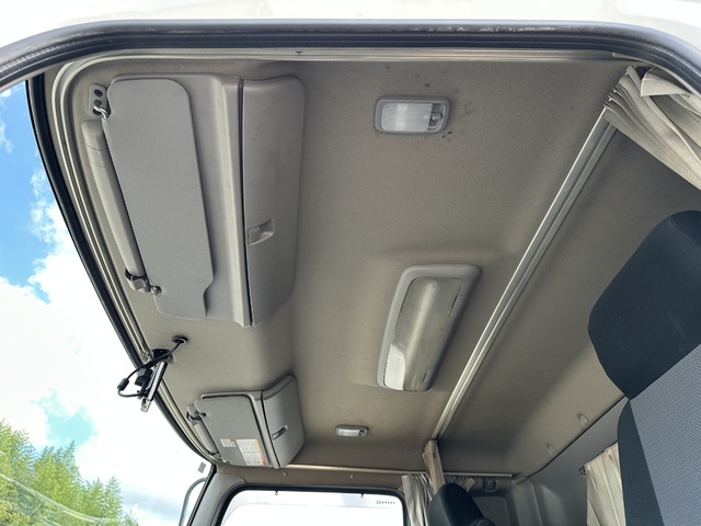 中古 【1,067万円】日野 冷凍ウイング 増トン H29年 QKG-FE7JMAAの内装