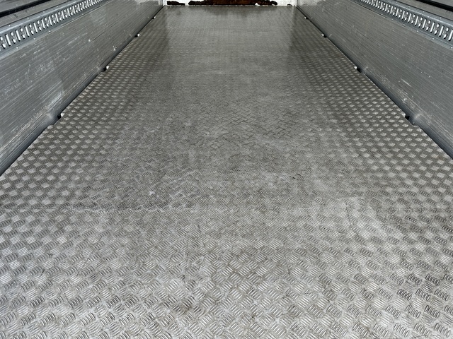 中古 【1,067万円】日野 冷凍ウイング 増トン H29年 QKG-FE7JMAAの内装