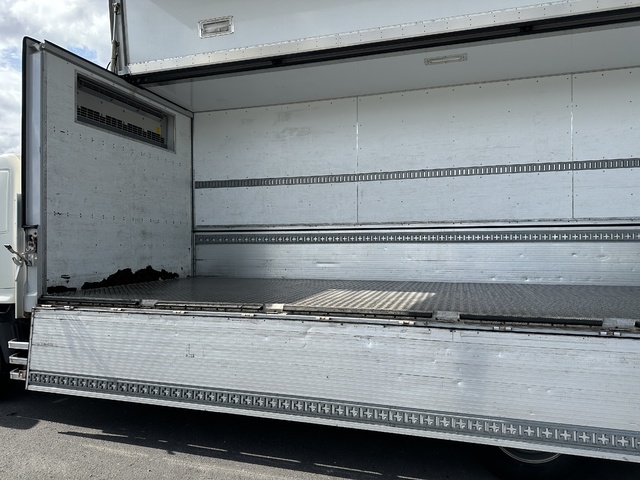 中古 【1,067万円】日野 冷凍ウイング 増トン H29年 QKG-FE7JMAAの内装