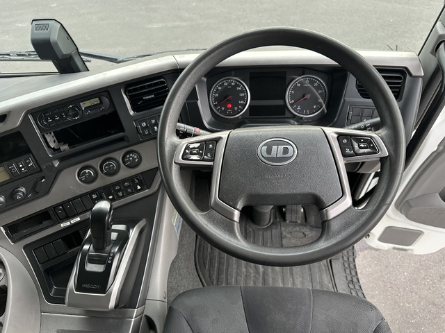 中古 日産UD 冷凍バン 大型 H30年 2PG-CG5CAの内装