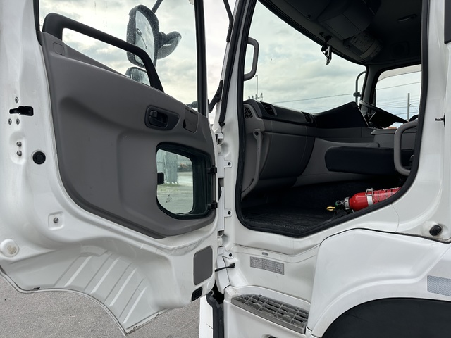 中古 日産UD 冷凍バン 大型 H30年 2PG-CG5CAの内装