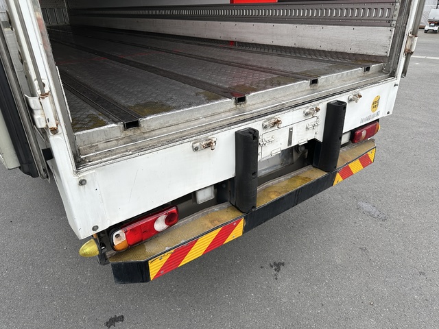 中古 日産UD 冷凍バン 大型 H30年 2PG-CG5CAの内装