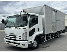 【近日入庫予定】 H30年格納パワーゲート付き アルミバン 6300ワイド 左サイドドア 板バネ ベッド付き いすゞフォワード 6速マニュアル